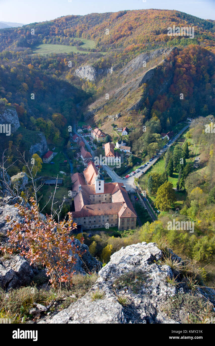 L'église baroque et le couvent de Saint Jean le Baptiste, Svaty Jan pod Skalou, zone naturelle protégée, le Karst tchèque, Central Bohemia, République Tchèque Banque D'Images