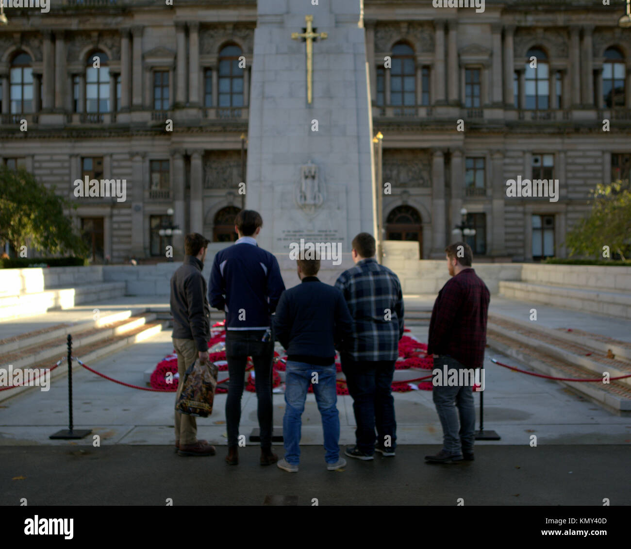 Cinq garçons au monument commémoratif de guerre du cénotaphe des couronnes de coquelicots george square Glasgow Banque D'Images