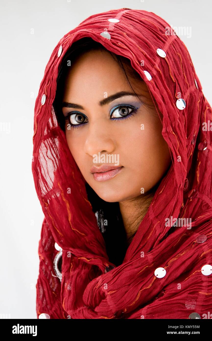 Belle femme avec foulard rouge, isolé Photo Stock - Alamy