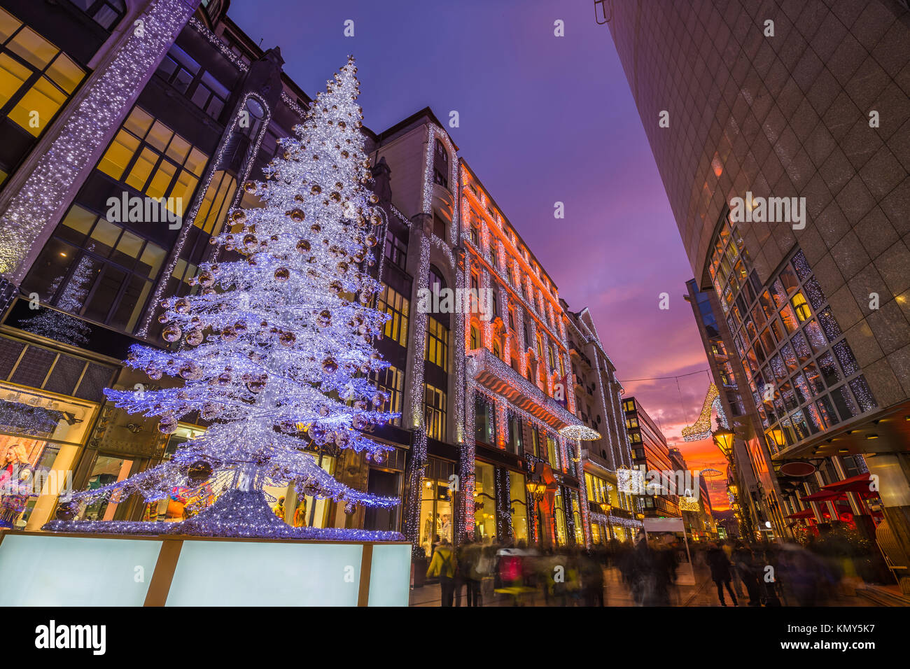 BUDAPEST, HONGRIE - le 6 décembre 2017 : foule touristique sur l'animée rue Vaci, la célèbre rue commerçante de Budapest à l'époque de Noël avec des magasins, de l'éclat Banque D'Images