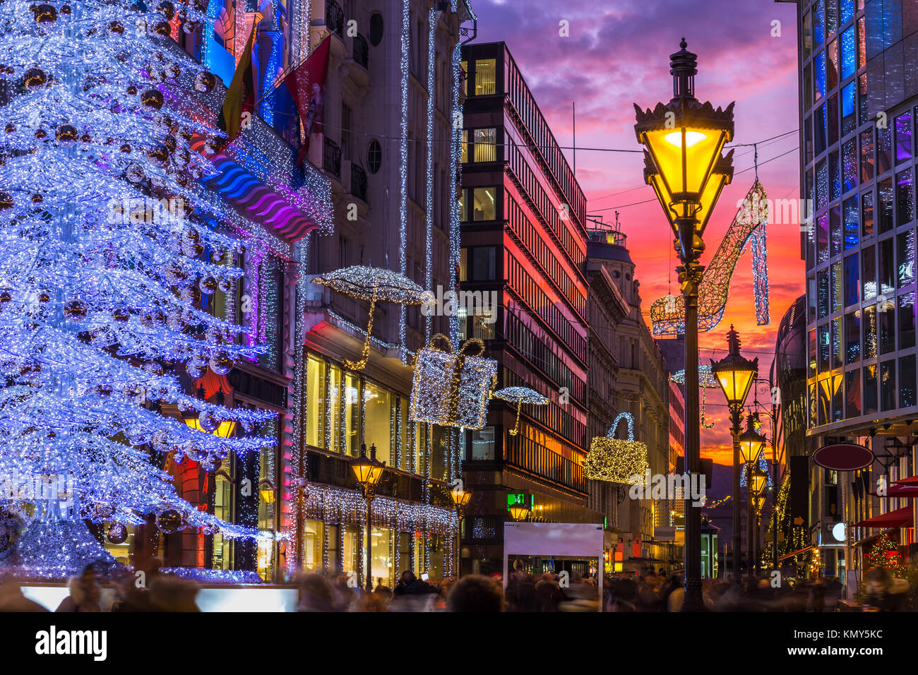 Budapest, Hongrie - arbre de Noël lumineux et les touristes sur l'animée rue Vaci, la célèbre rue commerçante de Budapest à l'époque de Noël avec des magasins un Banque D'Images