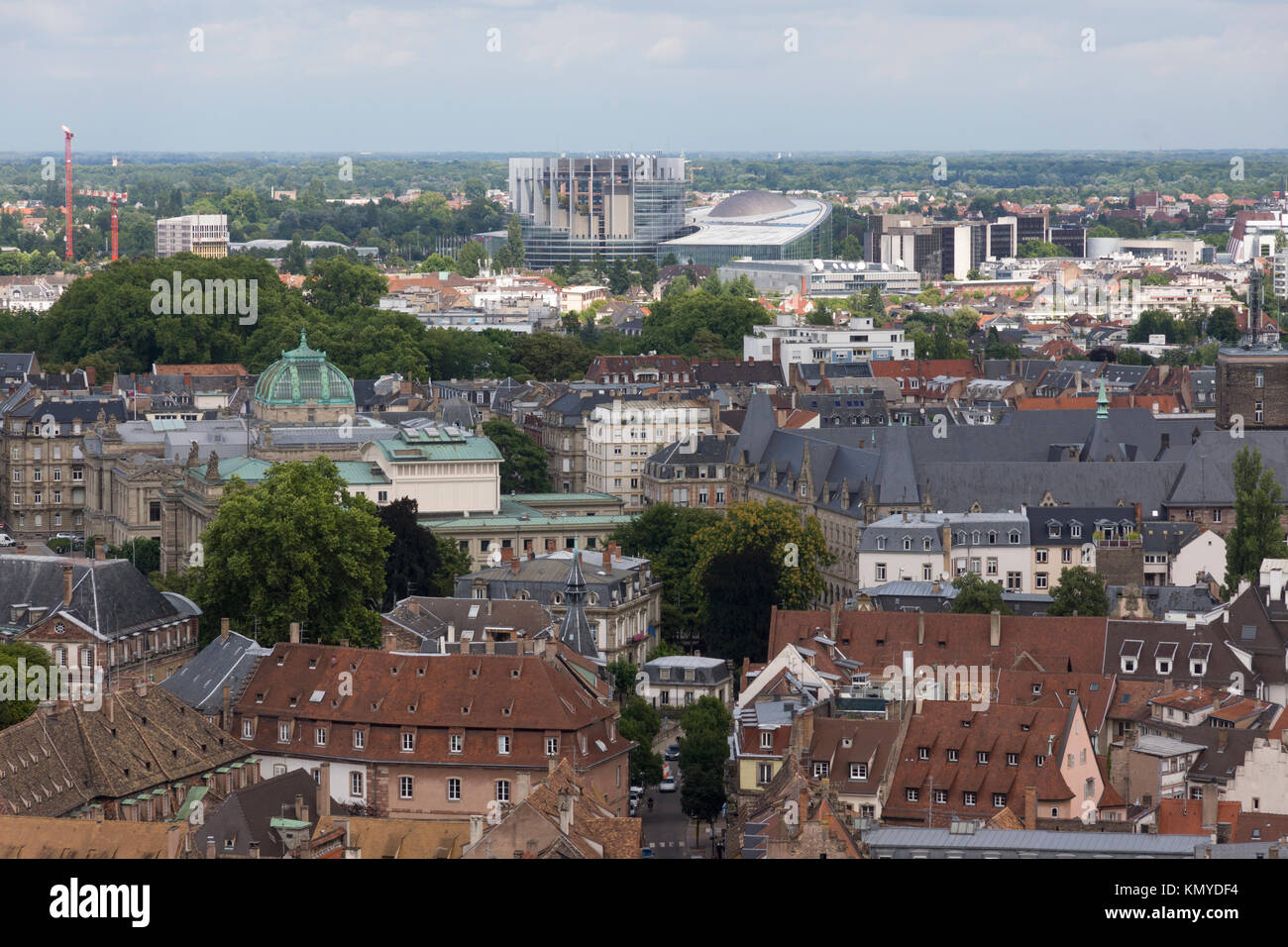 Une vue aérienne du centre-ville de Strasbourg pour le bâtiment du Parlement européen, comme vu de la cathédrale de Strasbourg Banque D'Images