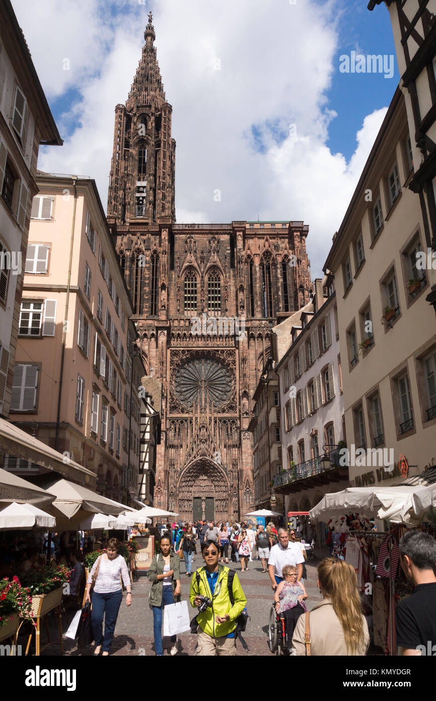 La magnifique façade de grès rose de la cathédrale Notre-Dame de Strasbourg Banque D'Images