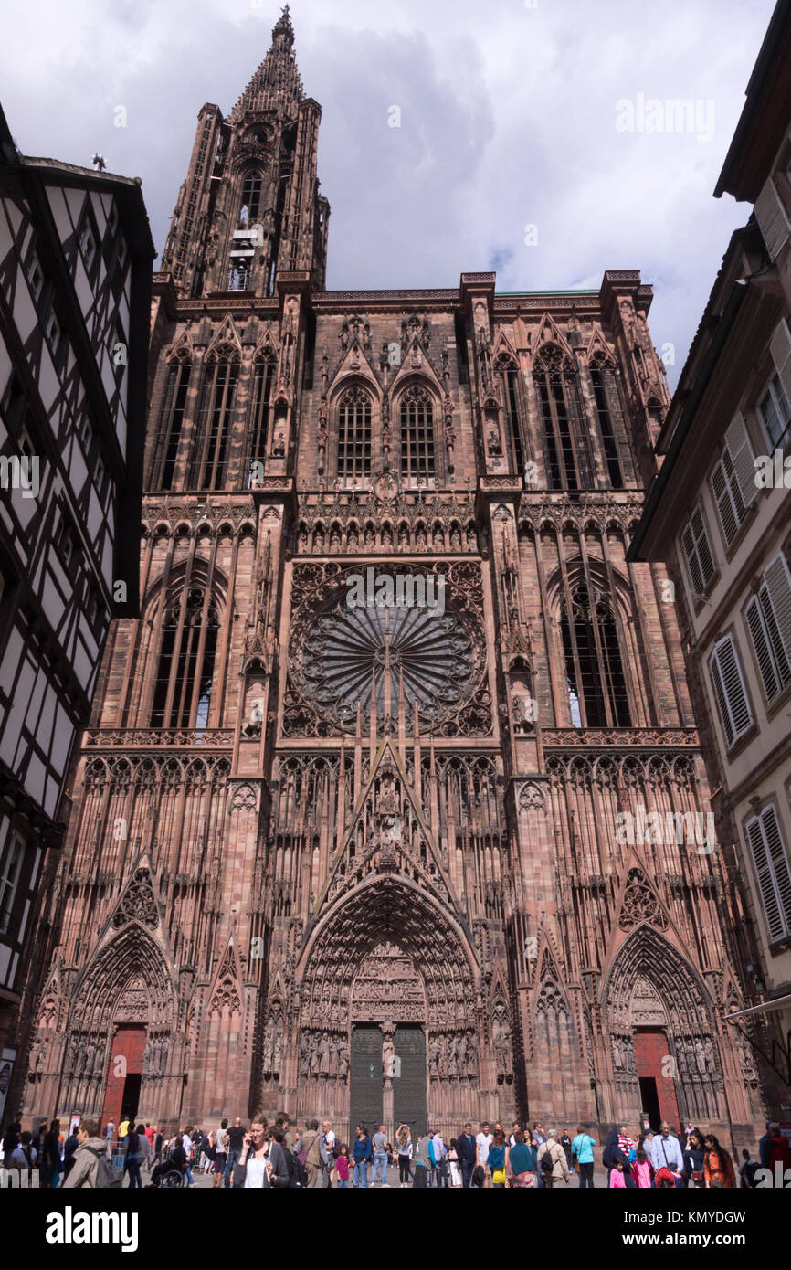 La magnifique façade de grès rose de la cathédrale Notre-Dame de Strasbourg Banque D'Images