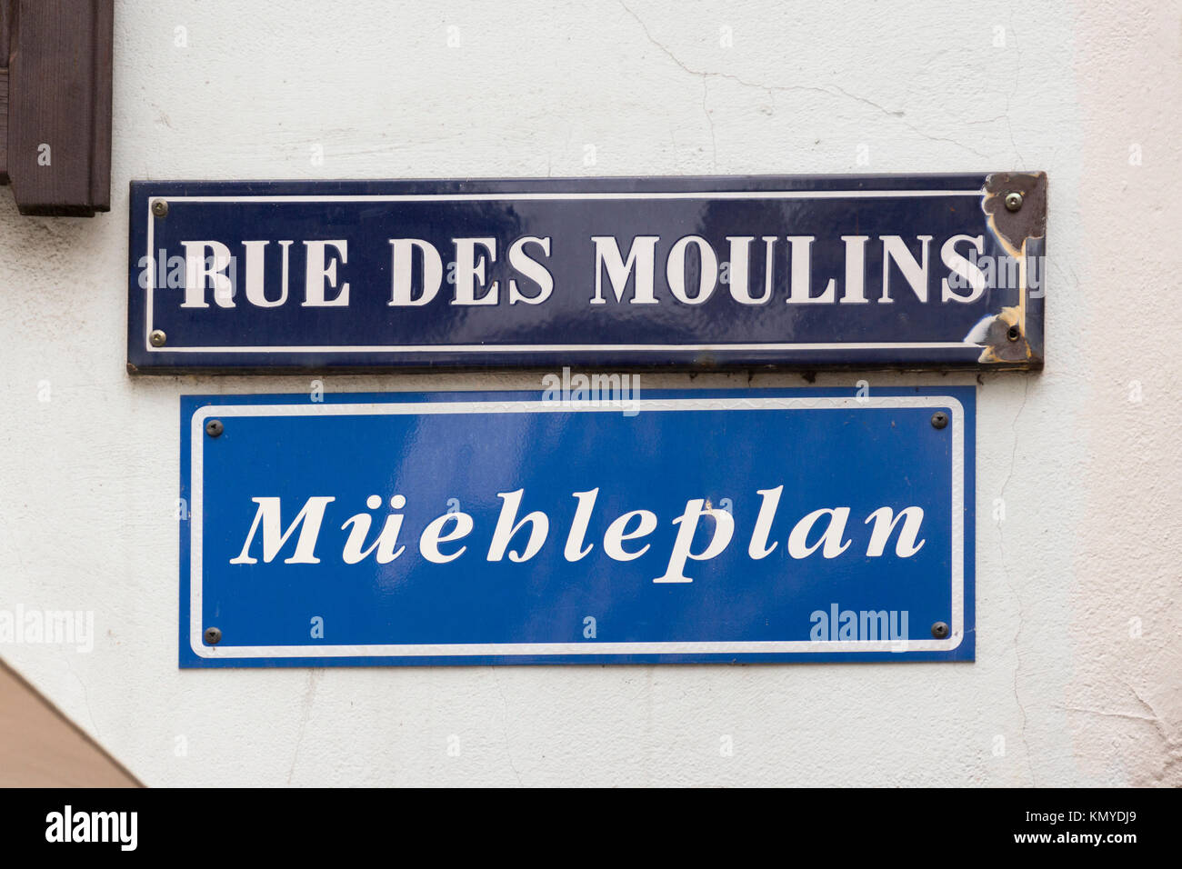 Un bilingue Français et langue alsacienne street sign in Strasbourg, Alsace Banque D'Images