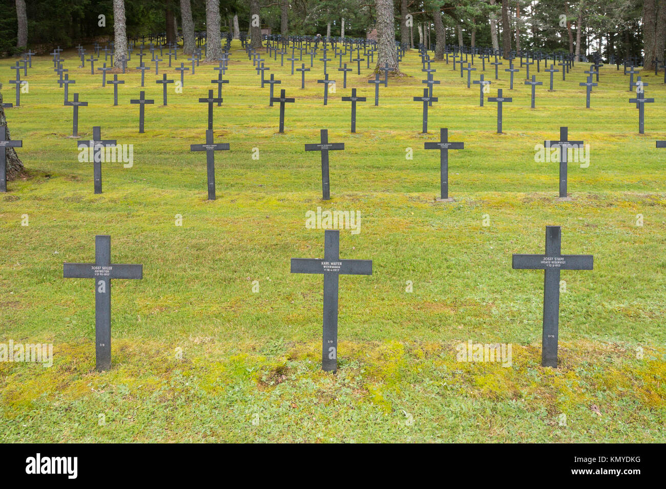 Marquage traverse les tombes de WW1 allemand morts à la guerre au cimetière militaire allemand à Hohrod, Alsace Banque D'Images
