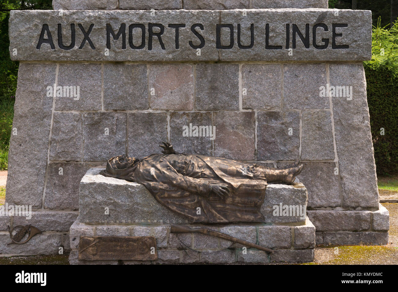 Un bronze d'un soldat alpin laissant tomber son fusil dans l'agonie au cimetière national de Wettstein, l'Alsace, où 2 131 soldats morts sont enterrés en Français Banque D'Images