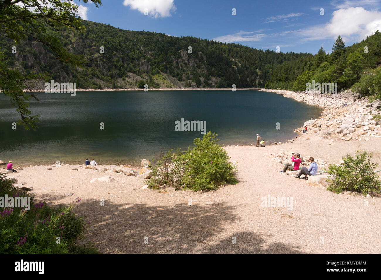 Les touristes au coin de la beauté du Lac blanc (Lac blanc), formé d'un cirque glaciaire, lors d'une visite en voiture populaire à travers le Val d'Orbey, Alsace, France Banque D'Images