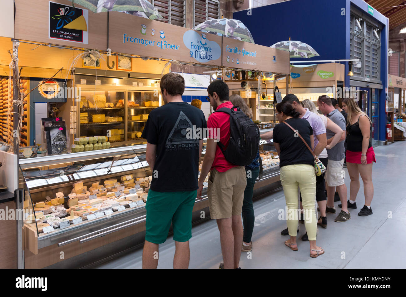 Les touristes d'acheter des fromages locaux dans le marché couvert de Colmar Banque D'Images