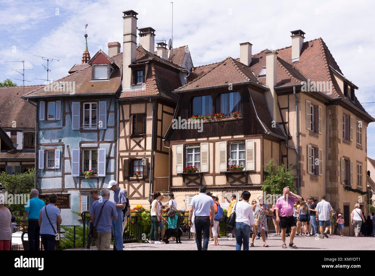 Les touristes flânent sur un pont populaire de la rue Turenne qui traverse la rivière Lauch dans le quartier de la petite Venise à Colmar. Alsace, France Banque D'Images