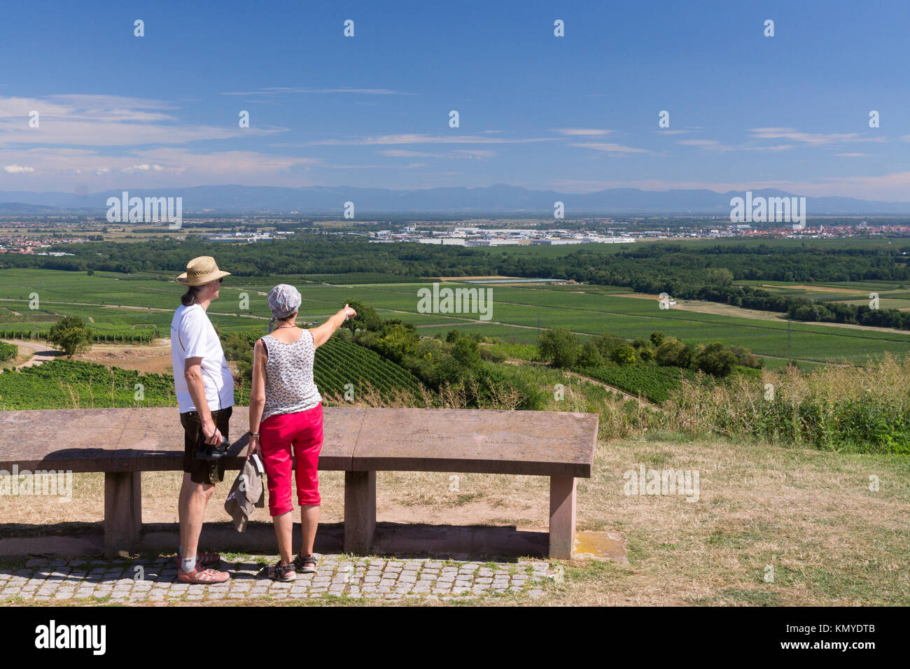 Un couple à la Nécropole nationale de Sigolsheim (nécropole nationale) en voyant une vue panoramique en direction de Colmar, Alsace Banque D'Images