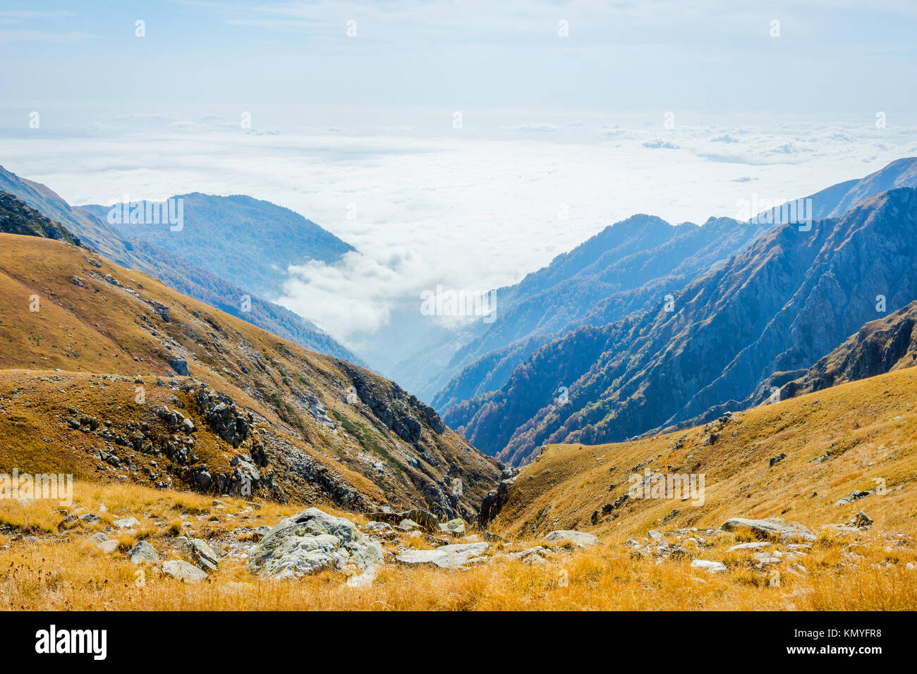 Montagnes d'or et mer de nuages, parc national Lagodekhi, Géorgie Banque D'Images