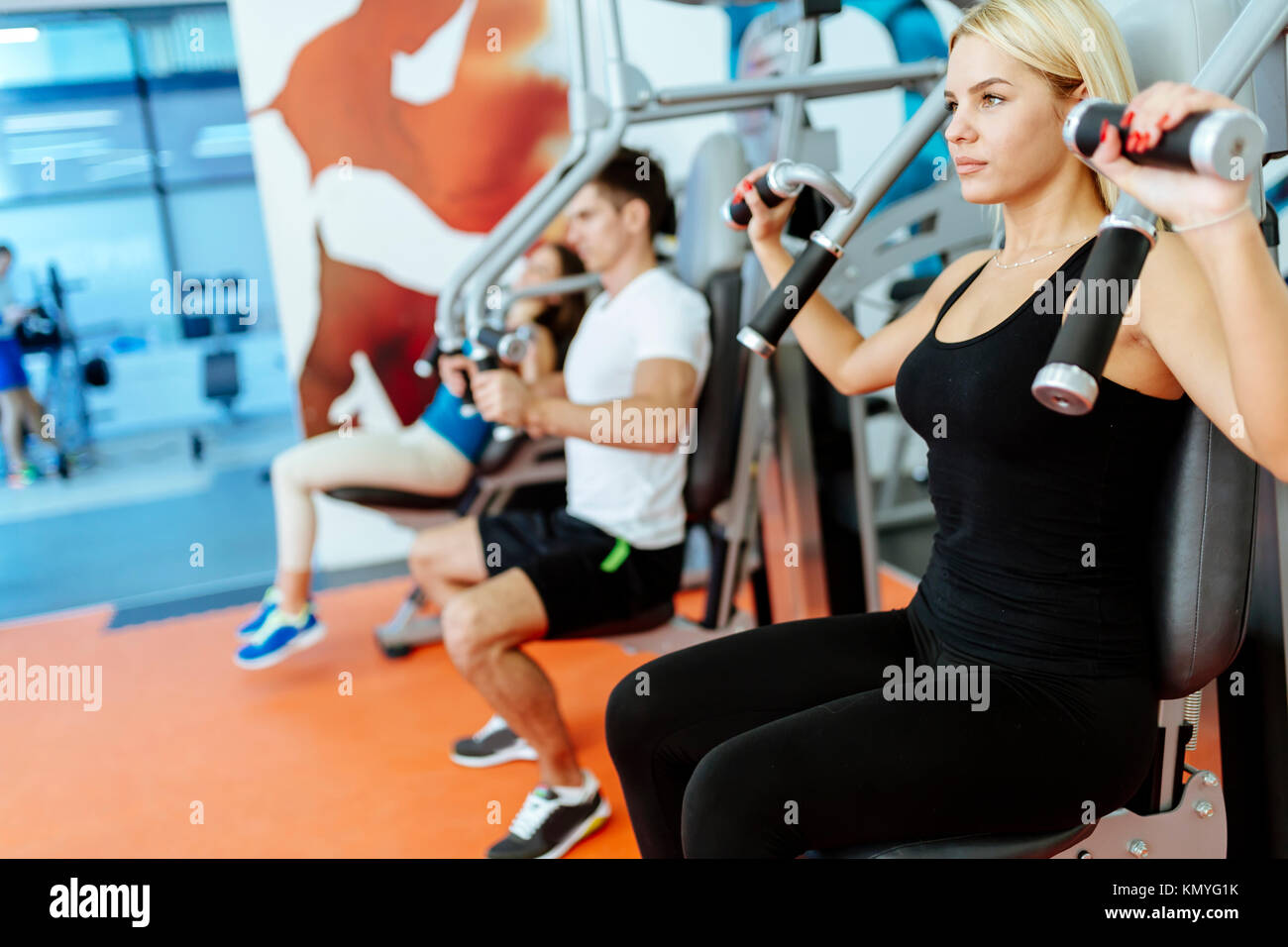 Personnes exerçant dans la salle de sport Banque D'Images
