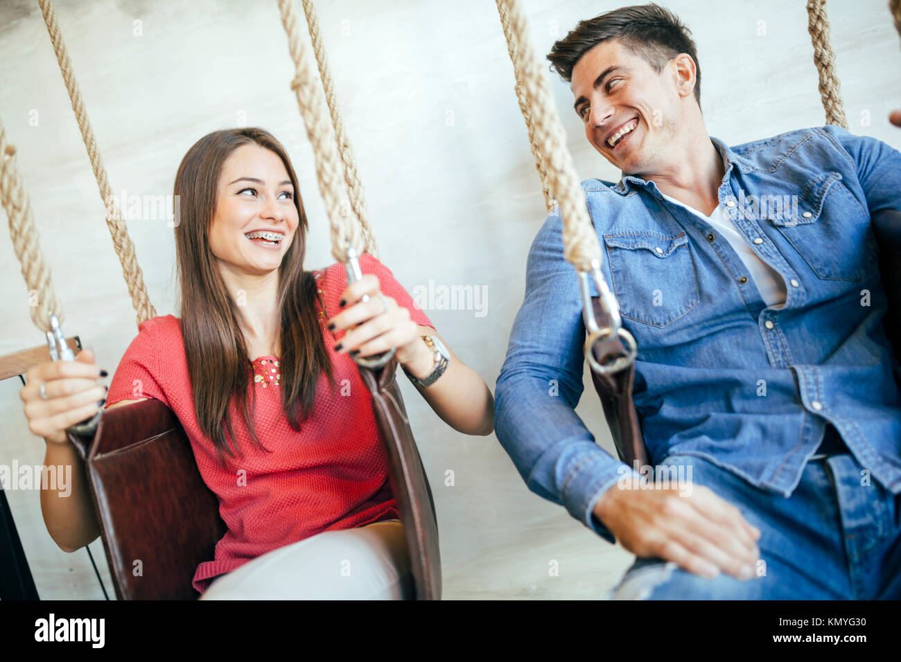 Young couple relaxing in swing Banque D'Images