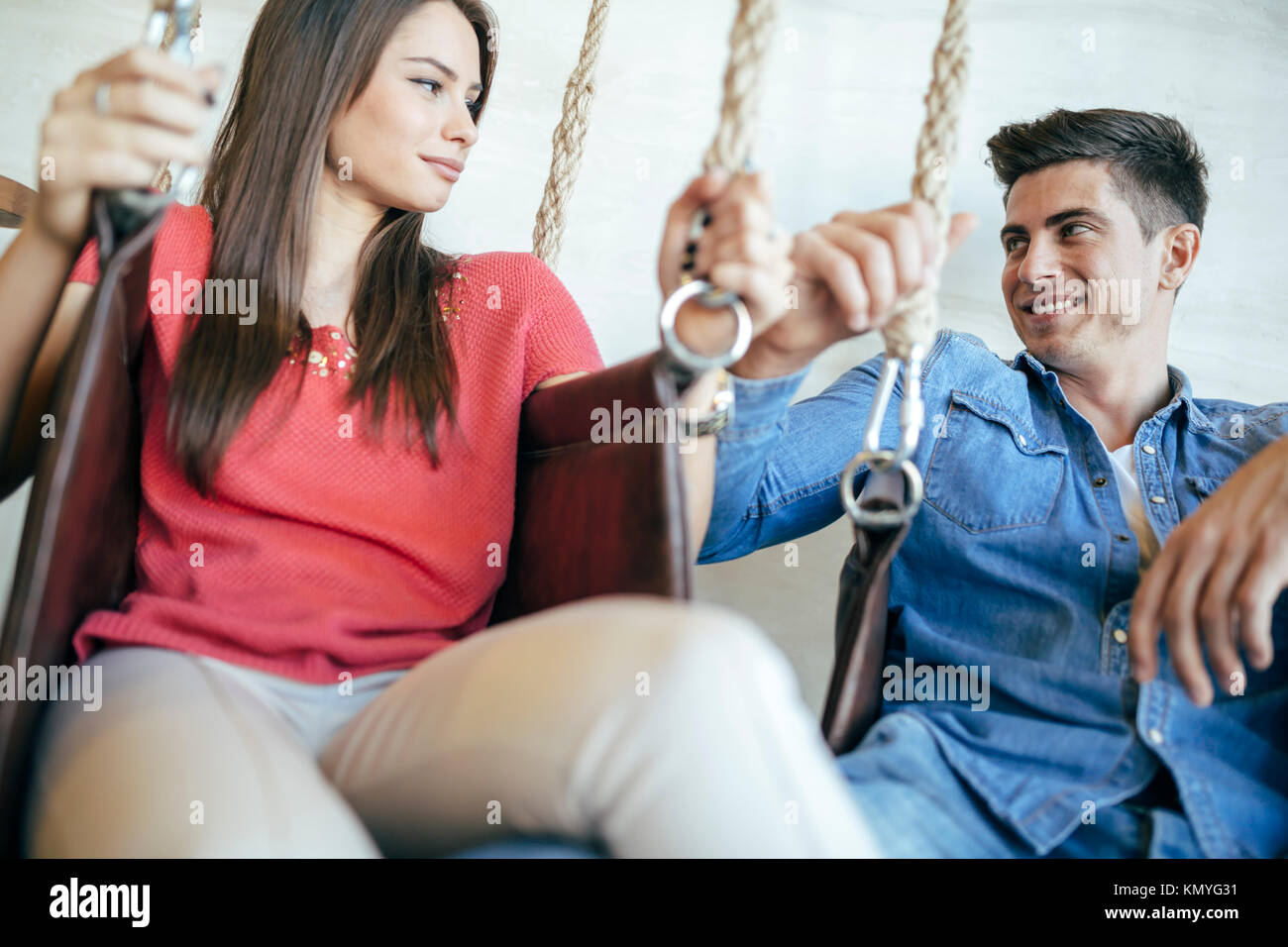 Young couple relaxing in swing Banque D'Images