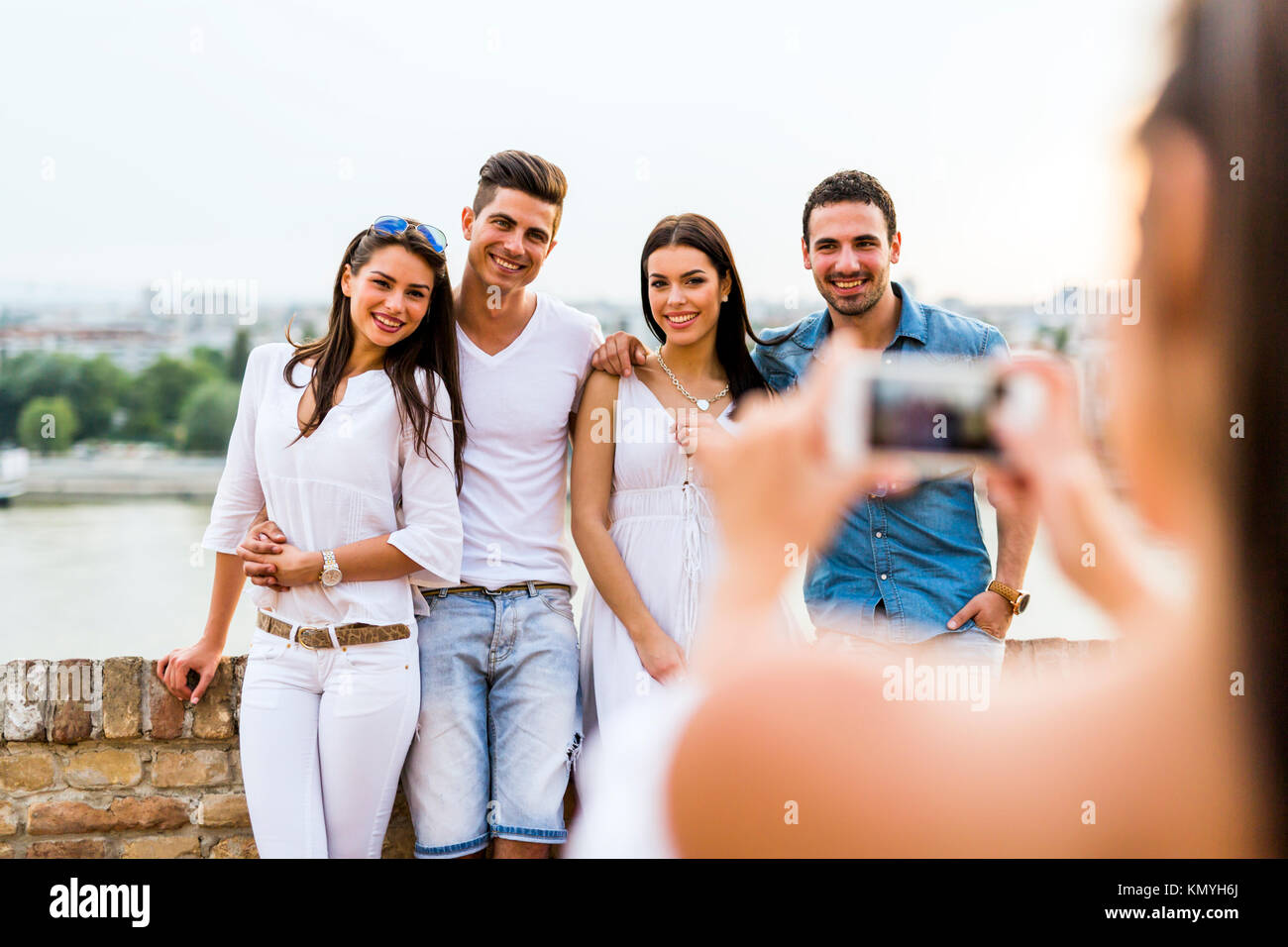 Groupe de jeunes gens se faire photographier Banque D'Images