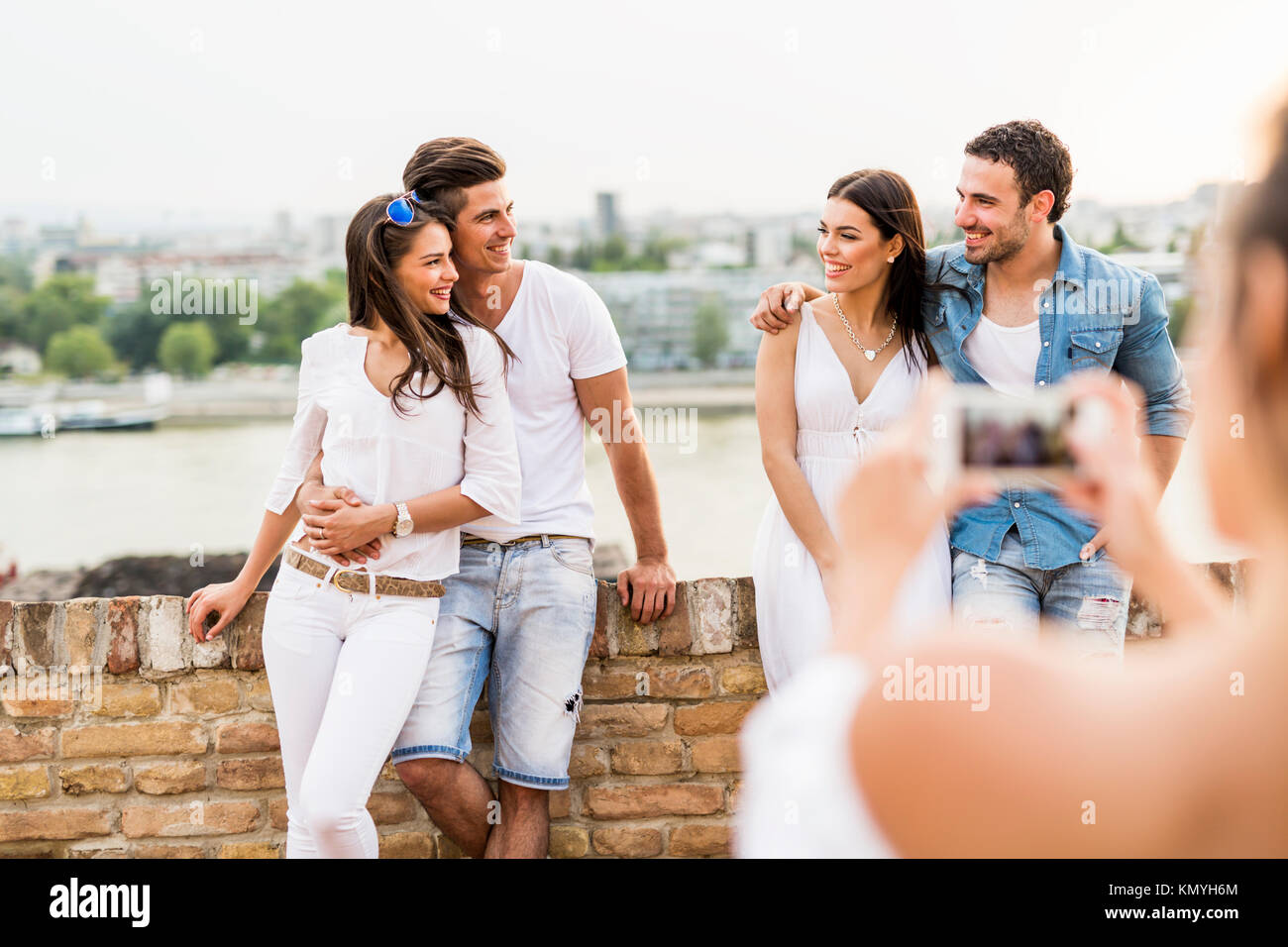 Groupe de jeunes gens se faire photographier Banque D'Images