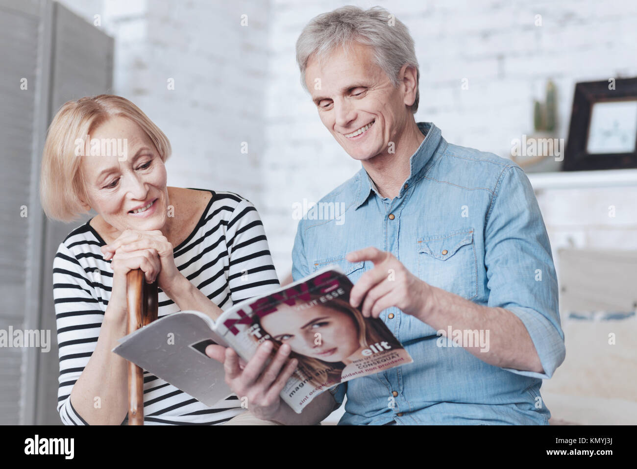 L'esprit positif des personnes âgées couple reading magazine Banque D'Images