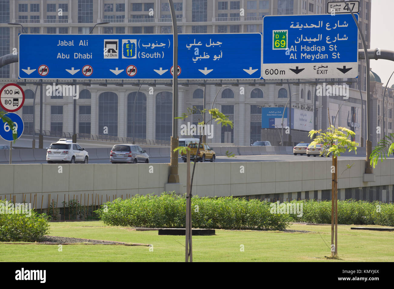 Sheikh Zayed Road Dubai voitures traversant le pont-canal Banque D'Images
