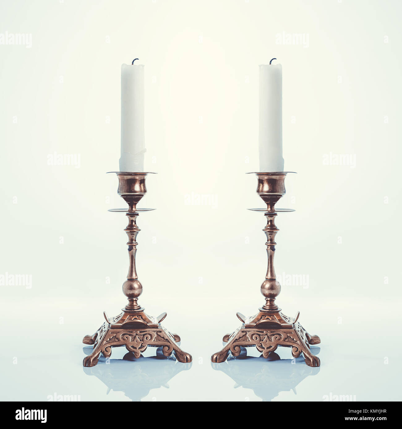 Une paire de chandeliers en laiton antique avec vintage tone Banque D'Images