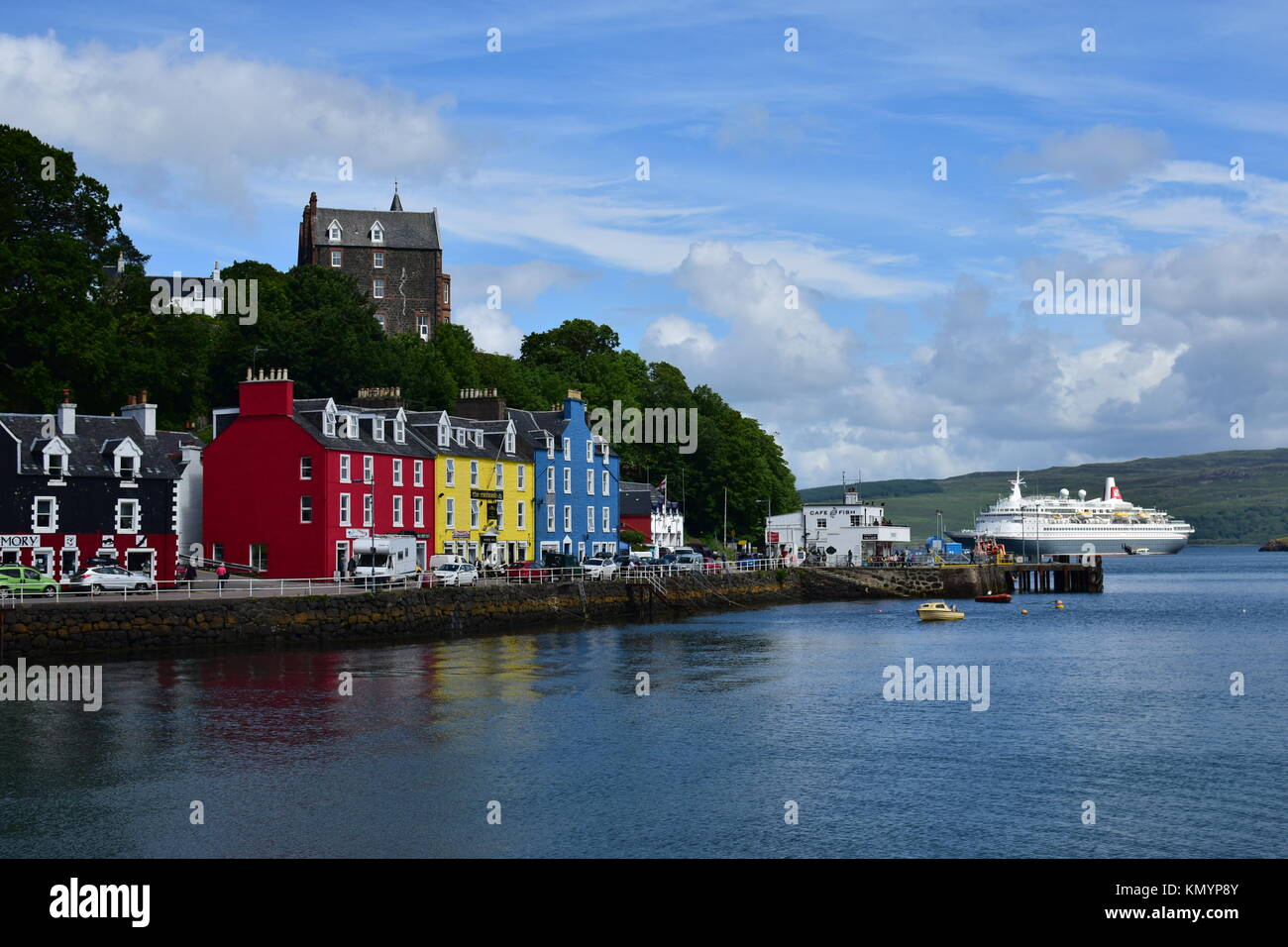 Chalets colorés par le port de Tobermory, Isle of Mull, Scotland, Scotland Banque D'Images