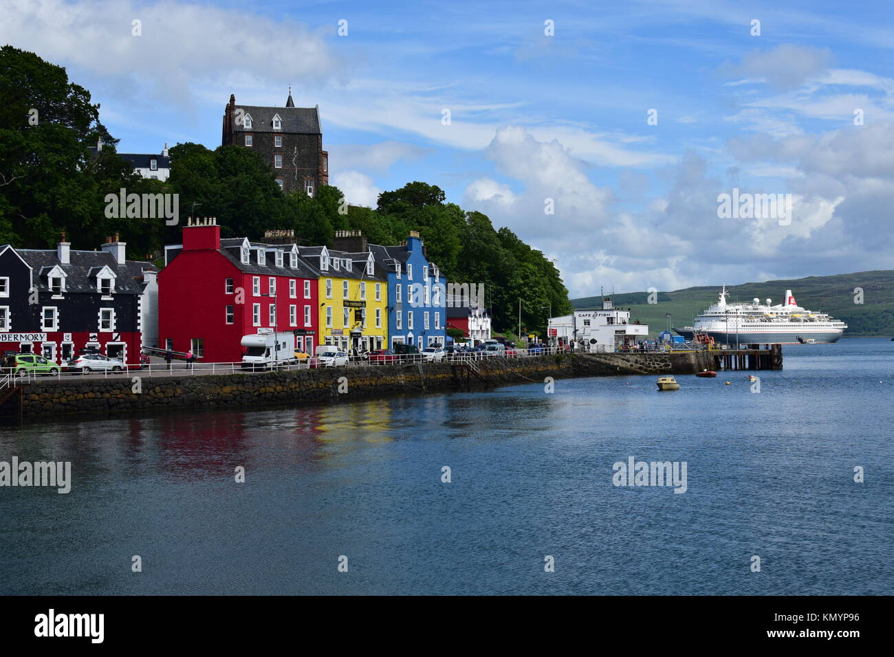 Chalets colorés par le port de Tobermory, Isle of Mull, Scotland, Scotland Banque D'Images