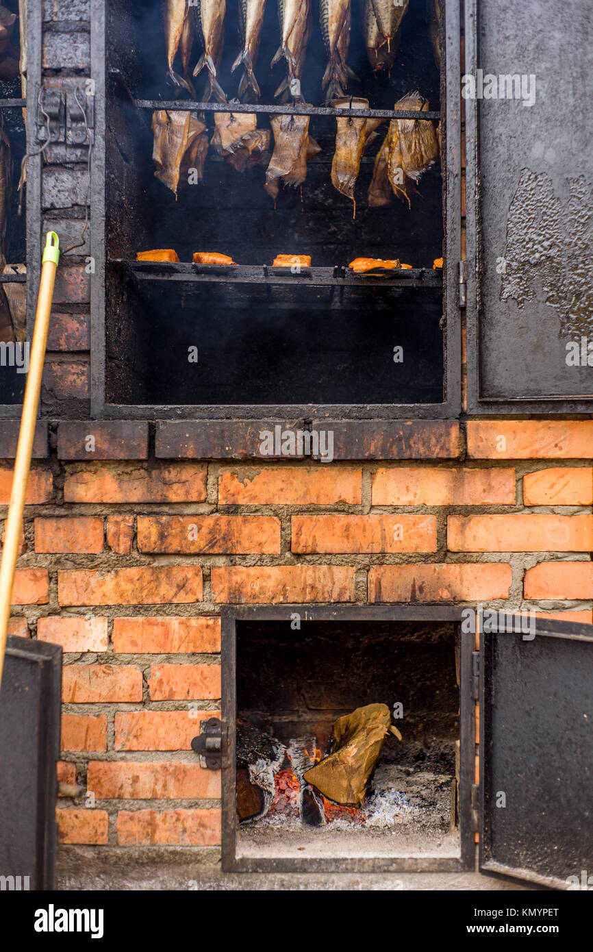 Le poisson est fumé chez un fumeur, Mielno, Pologne 2017. Banque D'Images