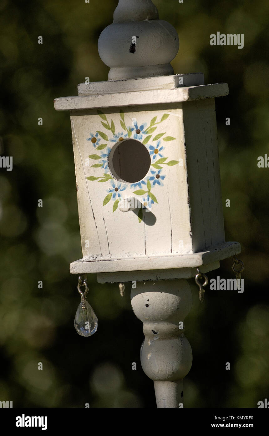 Chalk Vintage oiseaux peints maisons suspendues dans un arbre Banque D'Images