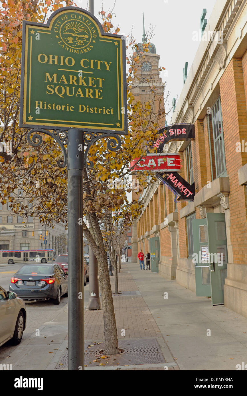 Depuis 1912 le marché du côté ouest de Cleveland à Cleveland (Ohio) a été un établissement emblématique de vendeurs d'aliments locaux qui font leur marchandises. Banque D'Images
