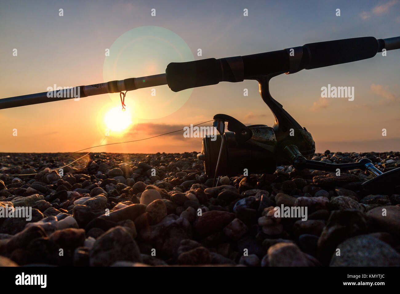 L'équipement de pêche sur le sable pendant le coucher du soleil Banque D'Images