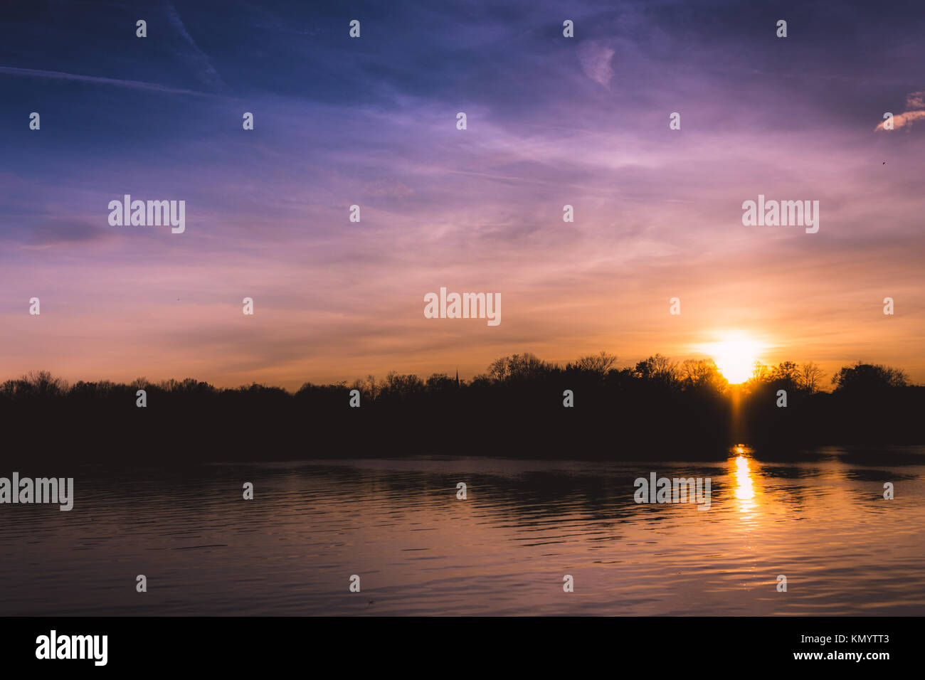 Coucher du soleil d'automne sur un lac Banque D'Images