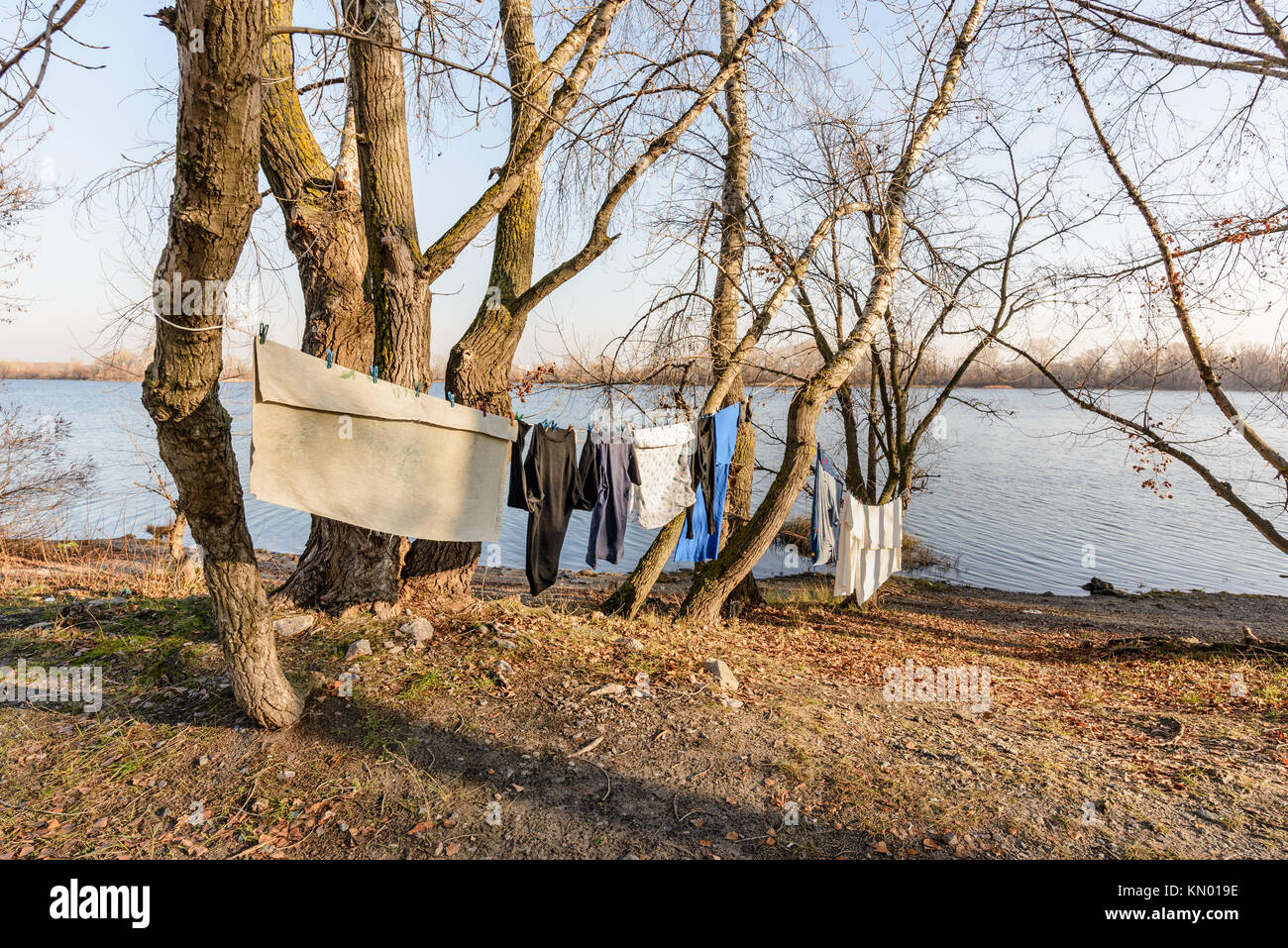 Séchage sur fil de blanchisserie, sous le doux soleil d'hiver, près du Dniepr à Kiev, Ukraine Banque D'Images
