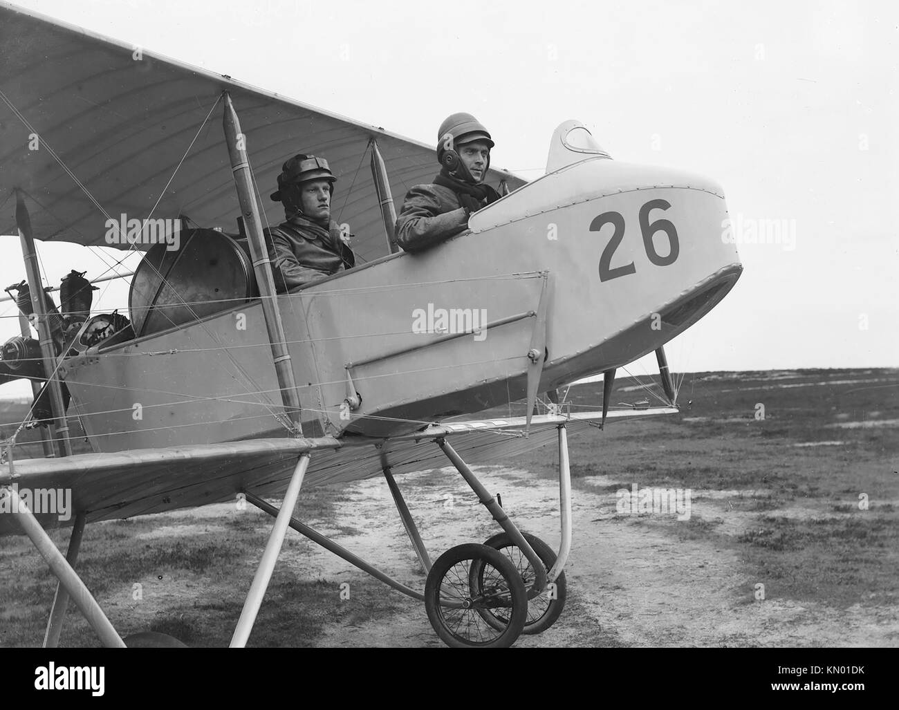 Au début de l'histoire de l'aviation vers 1915 Pays-Bas deux pilotes en biplan Banque D'Images