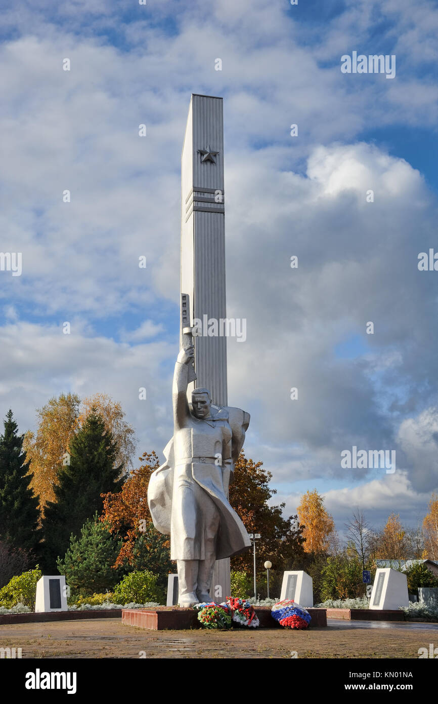 Monument aux compatriotes perdus dans village Uspenskoe, Moscow, Moscow Region, avec des couleurs de l'automne. Créé en 1982. Banque D'Images