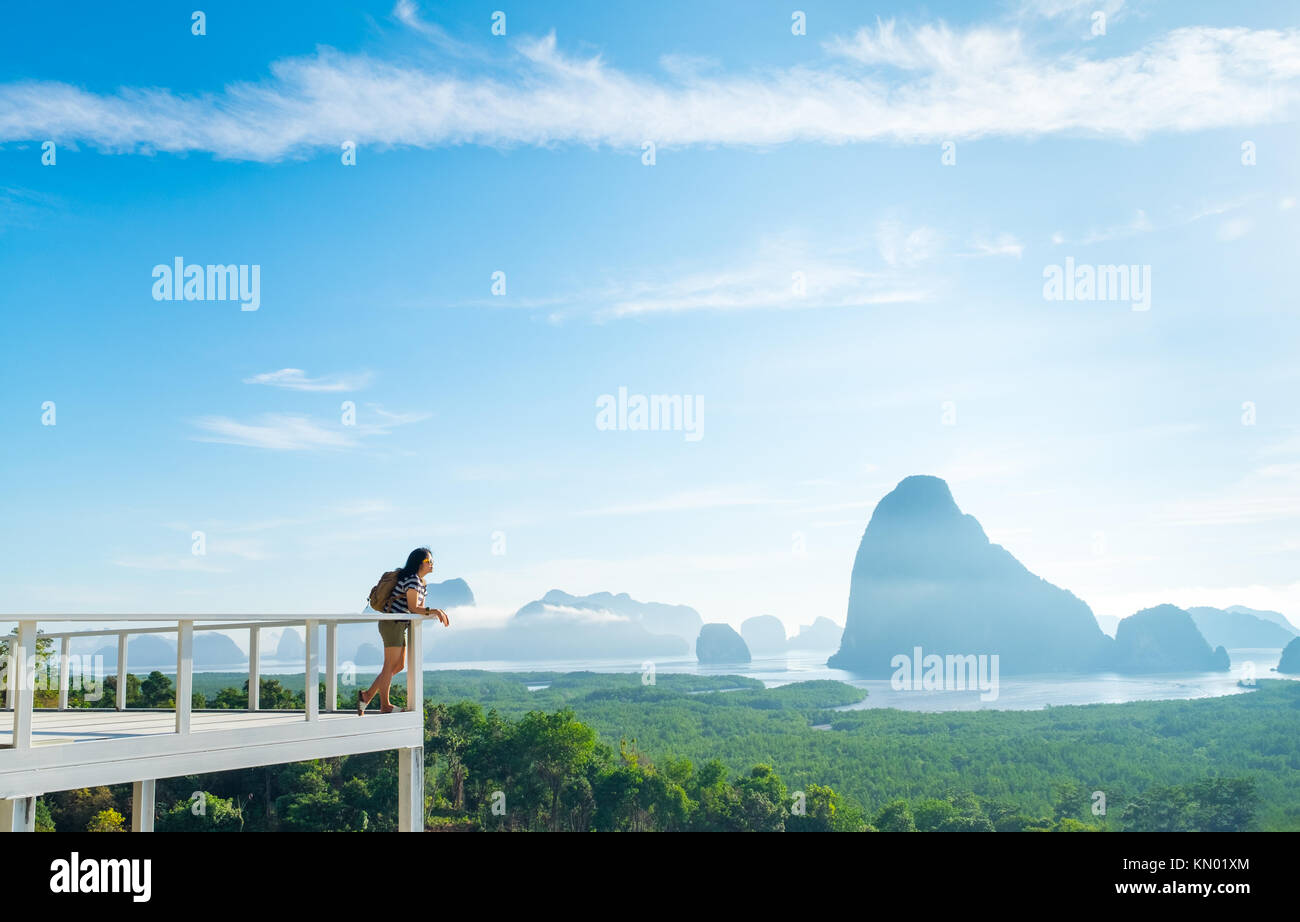 Heureux jeune voyageur woman backpacker se détendre et profiter d'un ciel magnifique de la nature au point de vue panoramique sur la montagne et la mer,la liberté,wanderlust Khao Banque D'Images