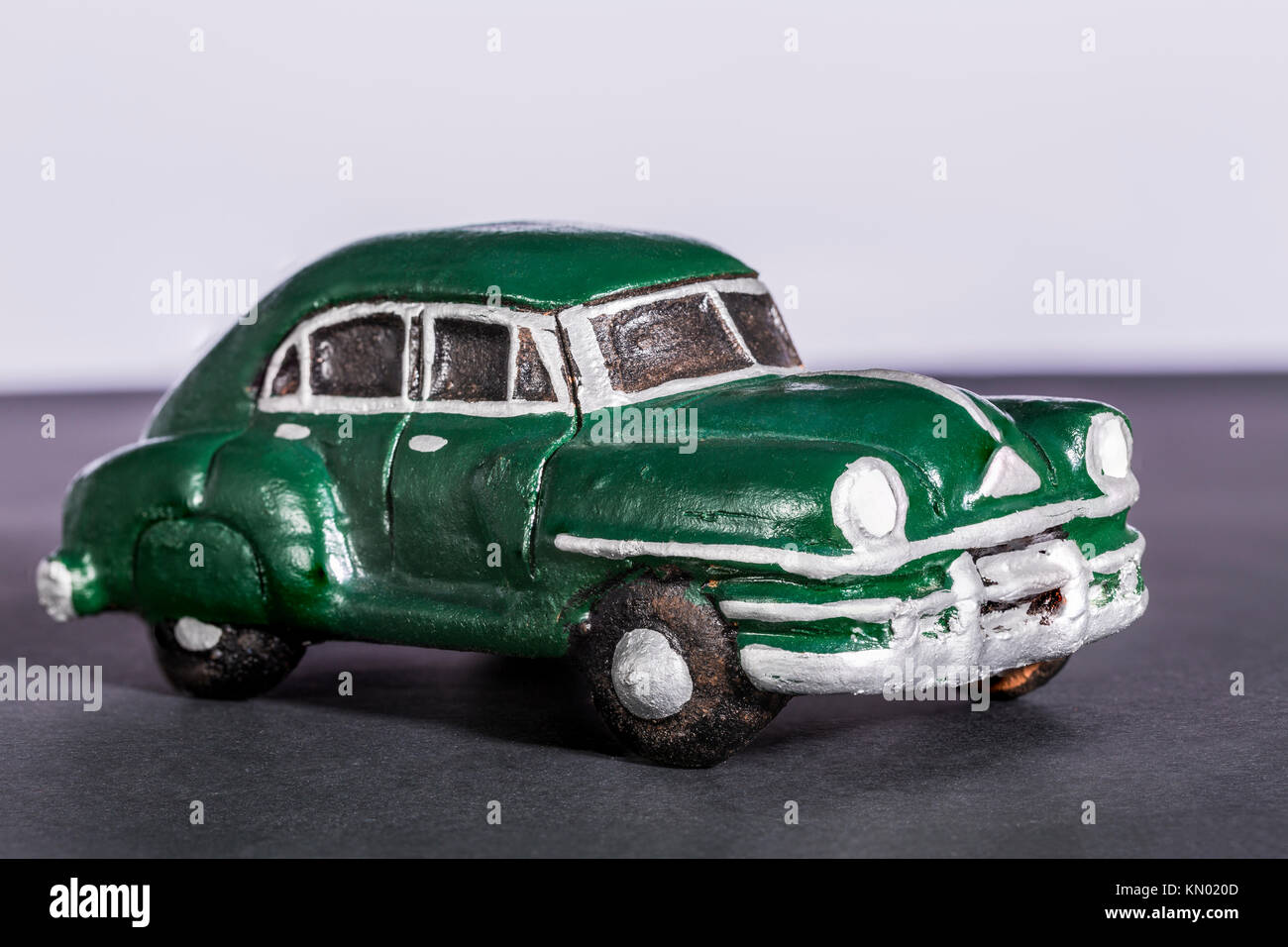 Modèle en argile peint en vert, 1950 voiture rustique de style américain naïf terminer simplement faite par artisan à Cuba Banque D'Images