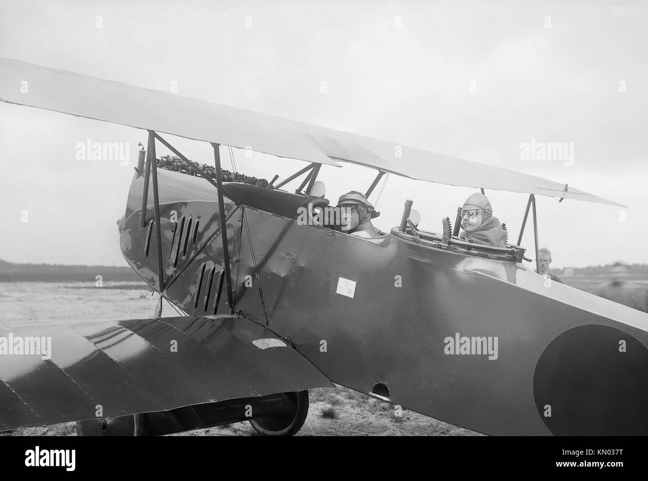 Au début de l'histoire de l'aviation vers 1915 Pays-Bas deux pilotes en biplan Banque D'Images