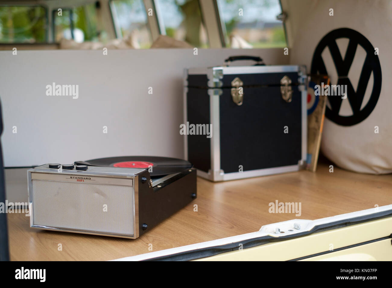 Record Player style Dansette, jouant à l'arrière d'un camping-car VW Banque D'Images