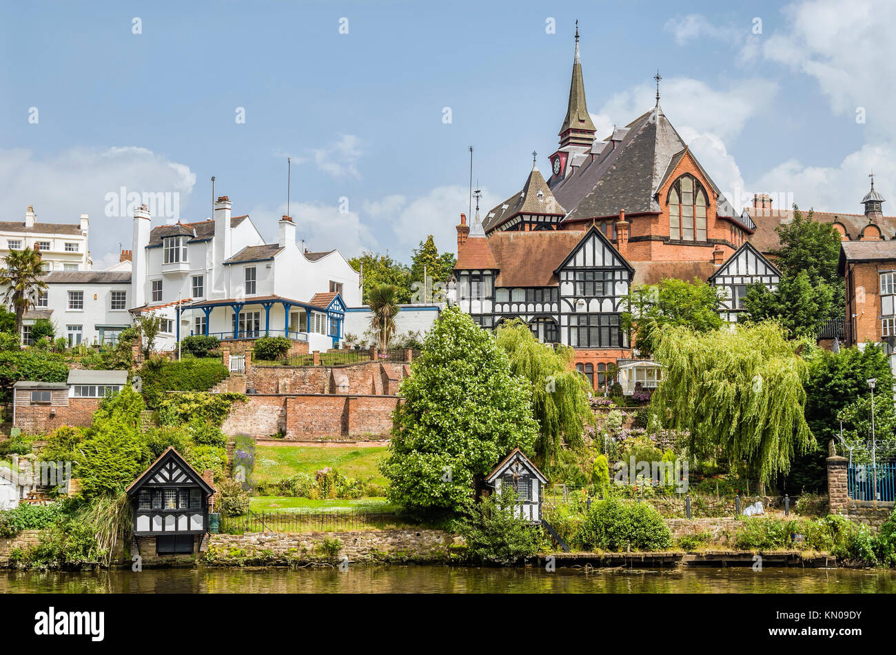 Demeures historiques au bord de la rivière Dee à Chester, Chesire, Angleterre Banque D'Images