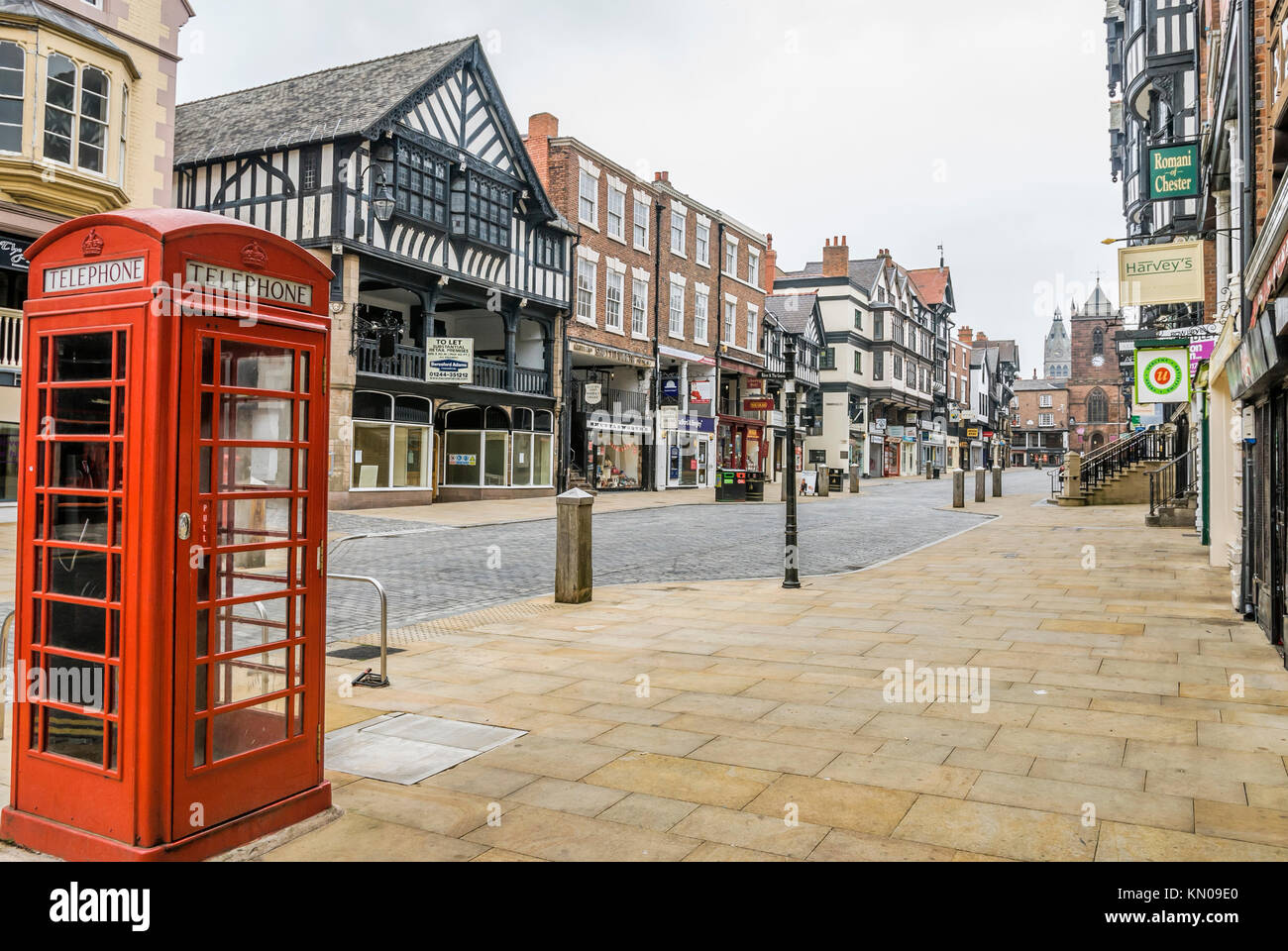 Téléphone rouge typique dans la rue Foregate dans le centre-ville historique de Chester, Cheshire, nord-ouest de l'Angleterre Banque D'Images