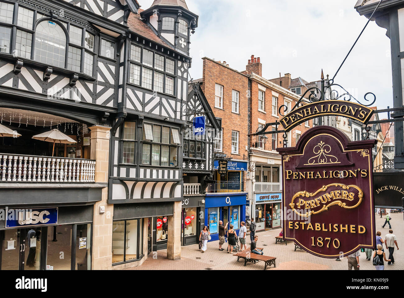 Ancien panneau de magasin au centre-ville historique de Chester, Cheshire, nord-ouest de l'Angleterre Banque D'Images