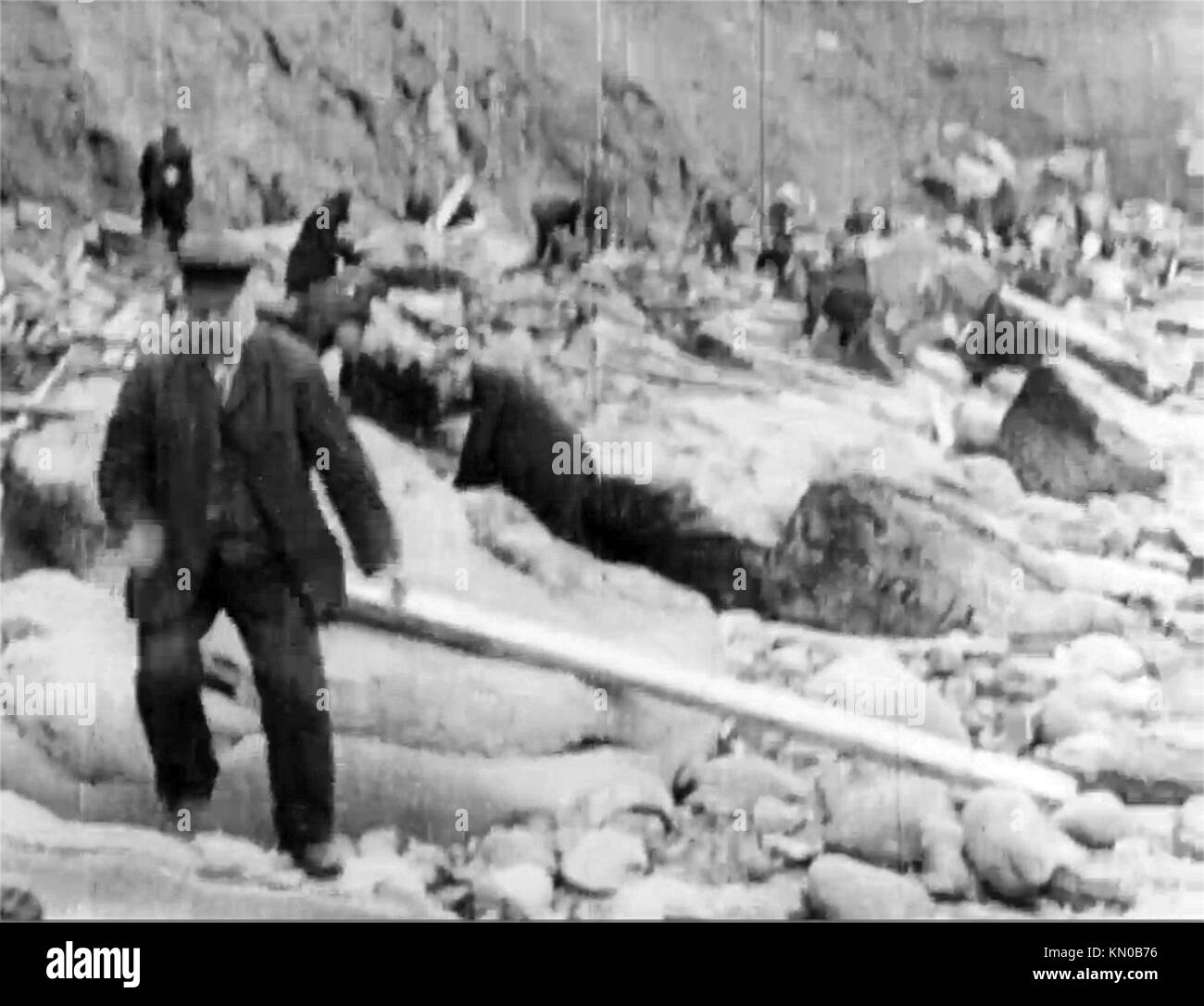 ROHILLA -un cliché rare photographie montrant les gens fouillaient le port de sauvetage après le naufrage du navire-hôpital près de Saltwick Nab, Whitby, dans le Yorkshire, en 1914. Banque D'Images