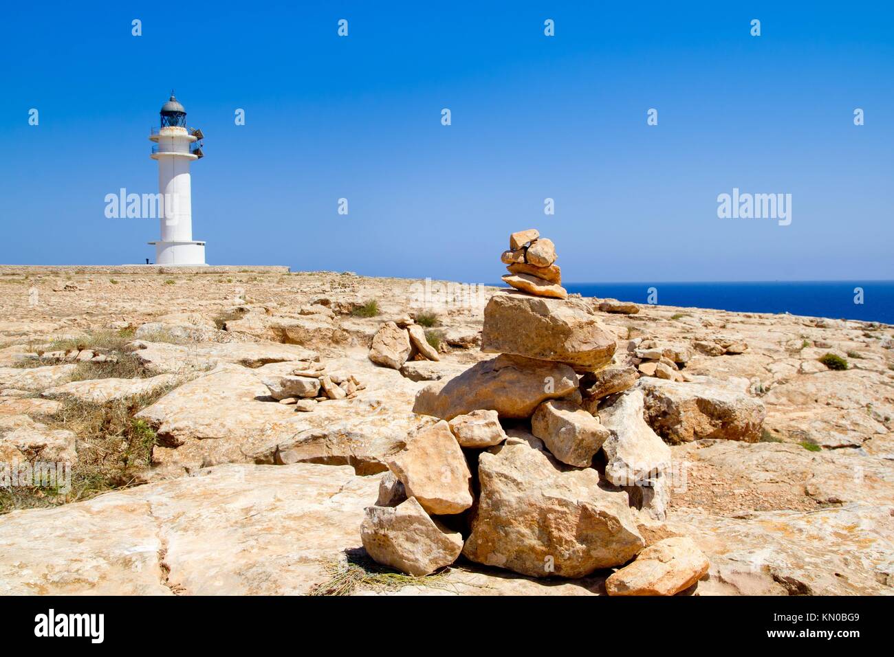 Barbaria formentera phare et faire un souhait monticule de pierres Banque D'Images