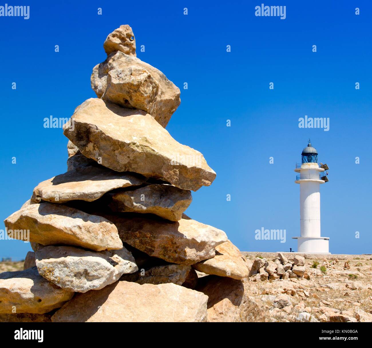 Barbaria formentera phare et faire un souhait monticule de pierres Banque D'Images