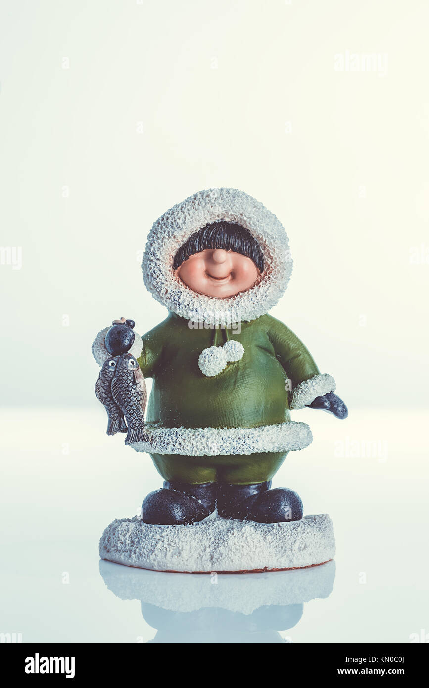 Noël ornements Eskimo figure sur un fond ocre Banque D'Images