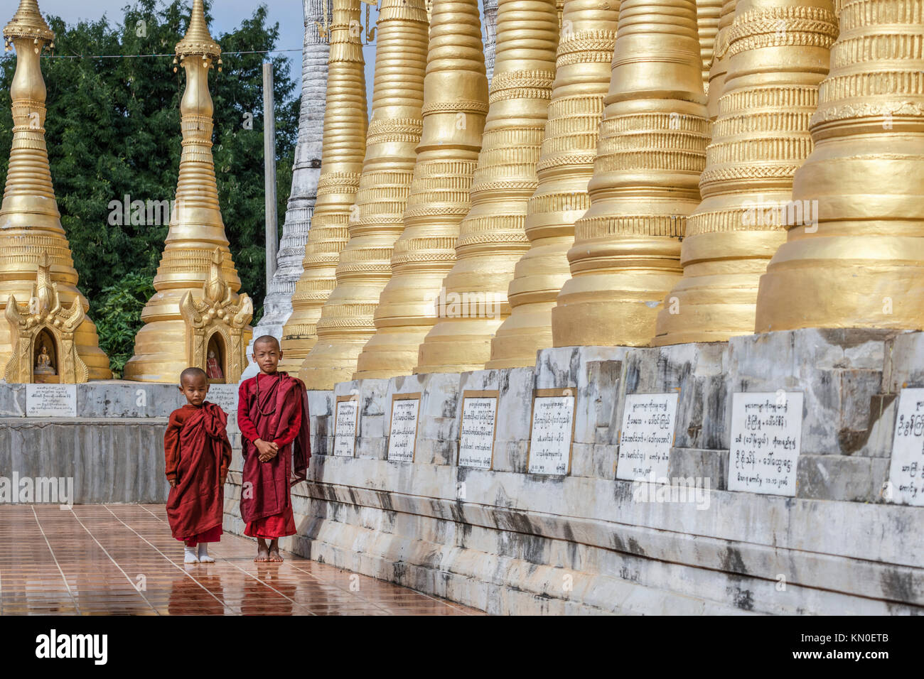 La pagode Shwe Indein, lac Inle, Myanmar, en Asie Banque D'Images