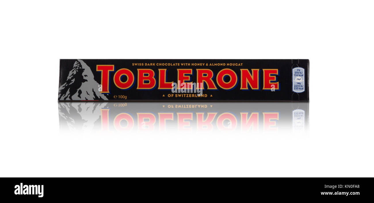 CHISINAU, Moldavie - décembre 9, 2017 : - Toblerone chocolat au lait suisse avec nougat miel et amandes, sur un fond blanc. With clipping path. Banque D'Images