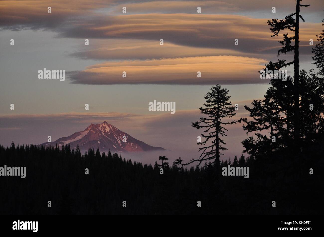 Fumer est suspendu autour de mt. jefferson pendant l'incendie d'eau vive à la forêt nationale de Willamette, 20 août 2017 près de Blue River, Oregon. (Photo de l'usfs photo via planetpix) Banque D'Images