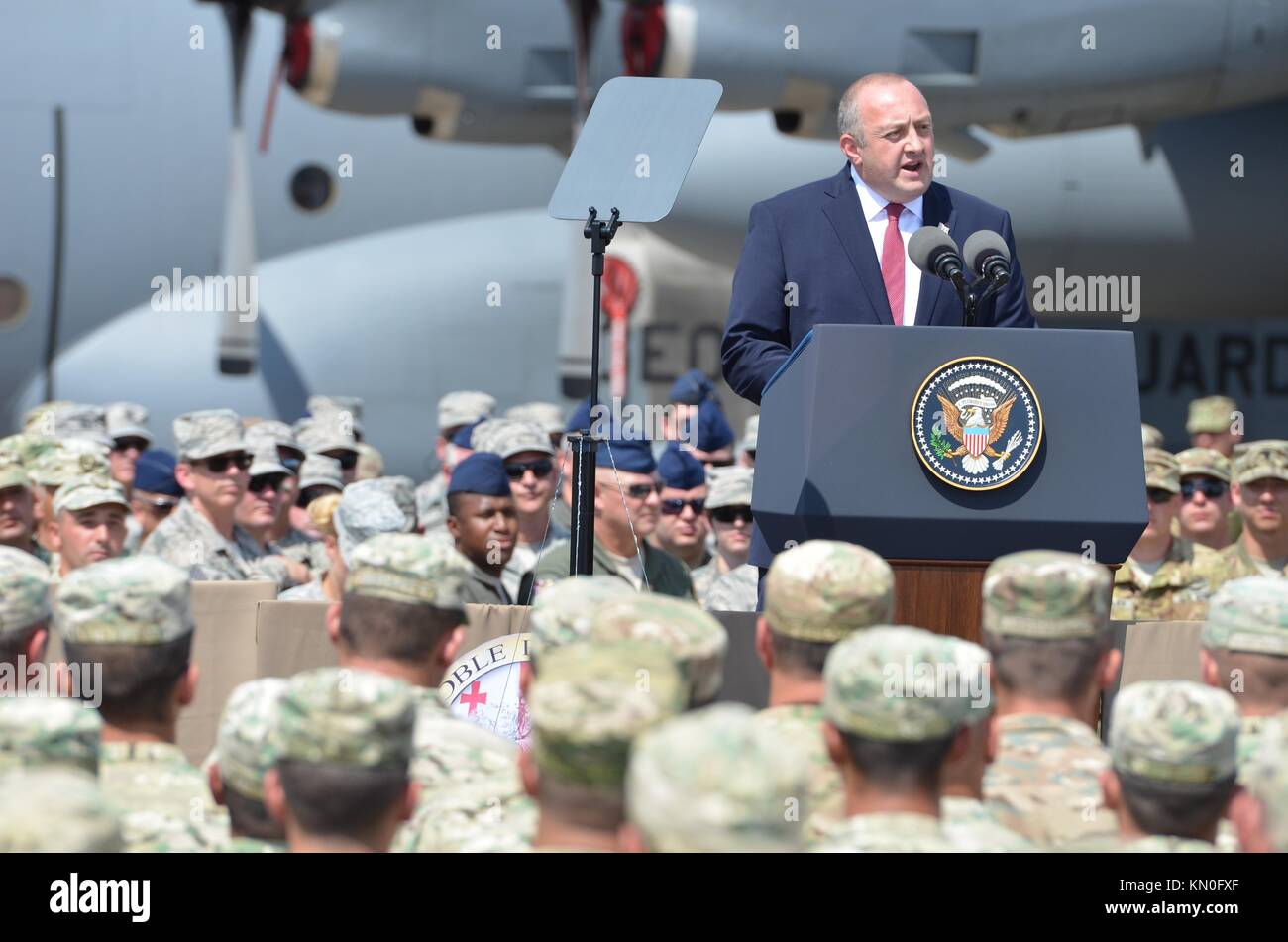 Le président géorgien Giorgi Margvelashvili parle aux soldats américains et géorgiens à l’aéroport international de Tbilissi à la fin de l’exercice Noble Partner le 1er août 2017 à Tbilissi, en Géorgie. (Photo de Shiloh Capers via Planetpix) Banque D'Images
