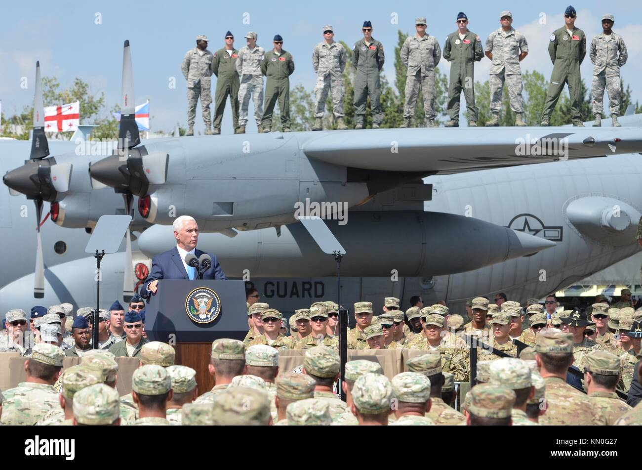 Le vice-président américain Mike Pence s’entretient avec des soldats américains et géorgiens à l’aéroport international de Tbilissi à la fin de l’exercice Noble Partner le 1er août 2017 à Tbilissi, en Géorgie. (Photo de Shiloh Capers via Planetpix) Banque D'Images